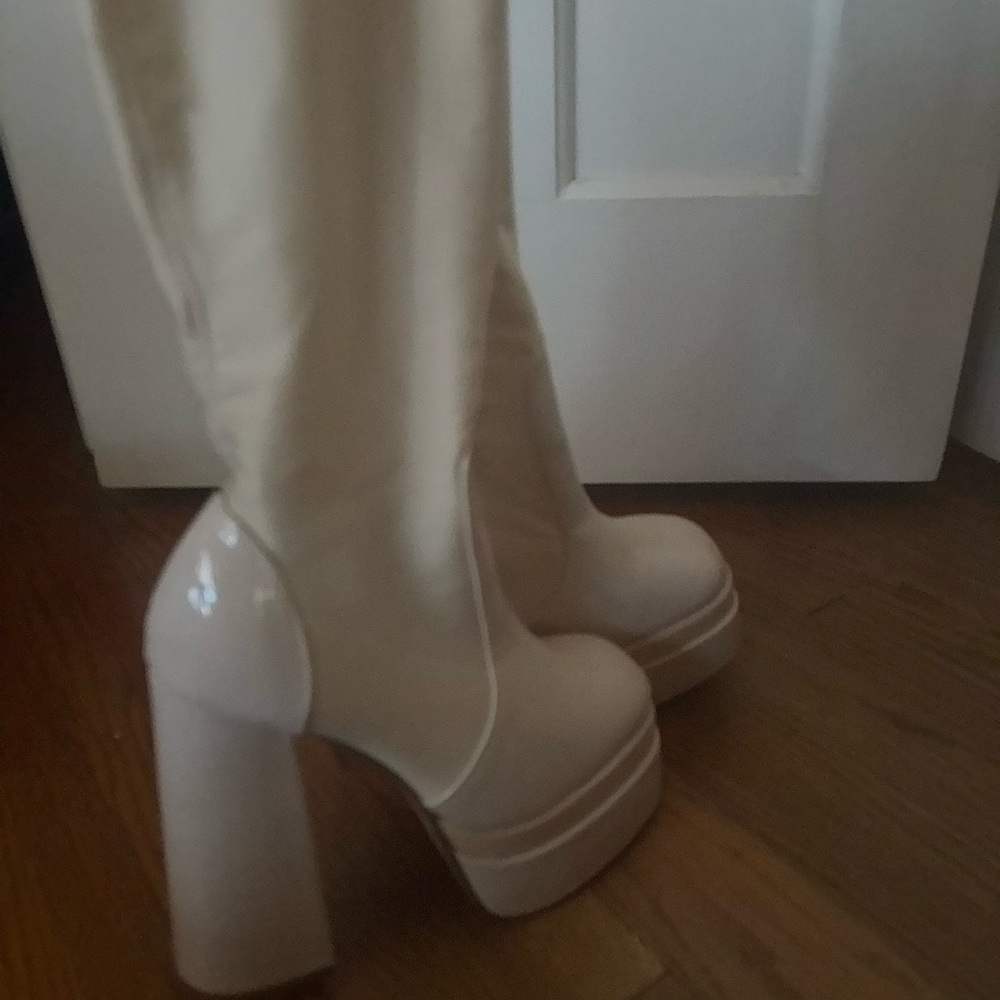 Elegant Cream Knee-High Women's Boots - Picture 3 of 3